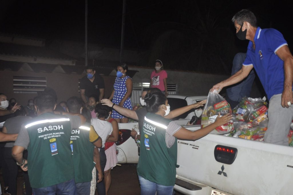 Famílias atingidas pelo igarapé Batista, no bairro Hélio Melo, recebem sacolões e kits de limpeza da prefeitura de Rio Branco 1 Foto Dircom 10 6