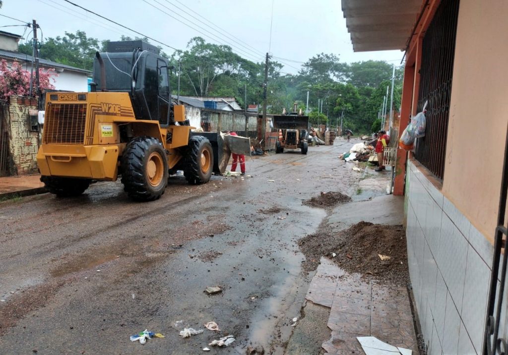 Prefeitura continua limpeza e recolhimento de entulho nos locais atingidos pela cheia 5 Foto Dircom 11 2