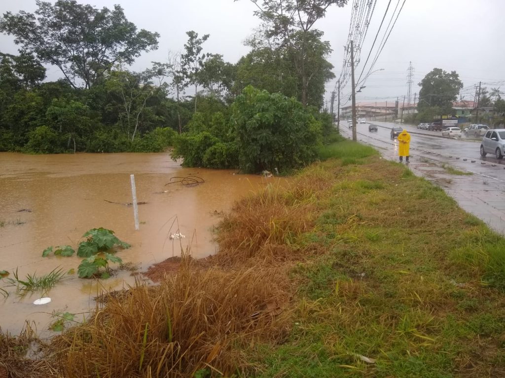 Prefeitura segue com equipes em bairros alagados por cheia de igarapés 6 Foto Dircom 3 11