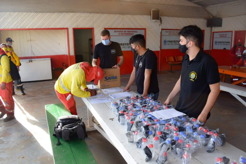 Prefeitura de Rio Branco entrega kits de higienização aos garis e margaridas 4 Foto Dircom 3 12