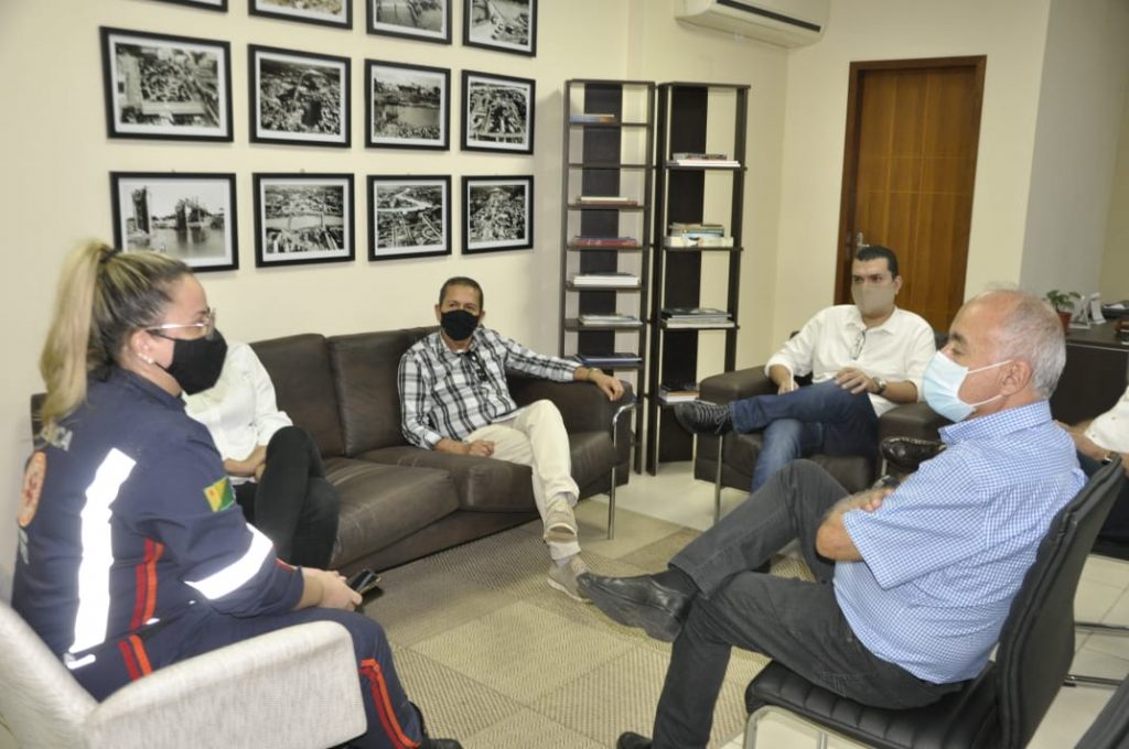 Prefeito recebe visita da vereadora Michelle Melo em seu gabinete 3 Foto Dircom 38