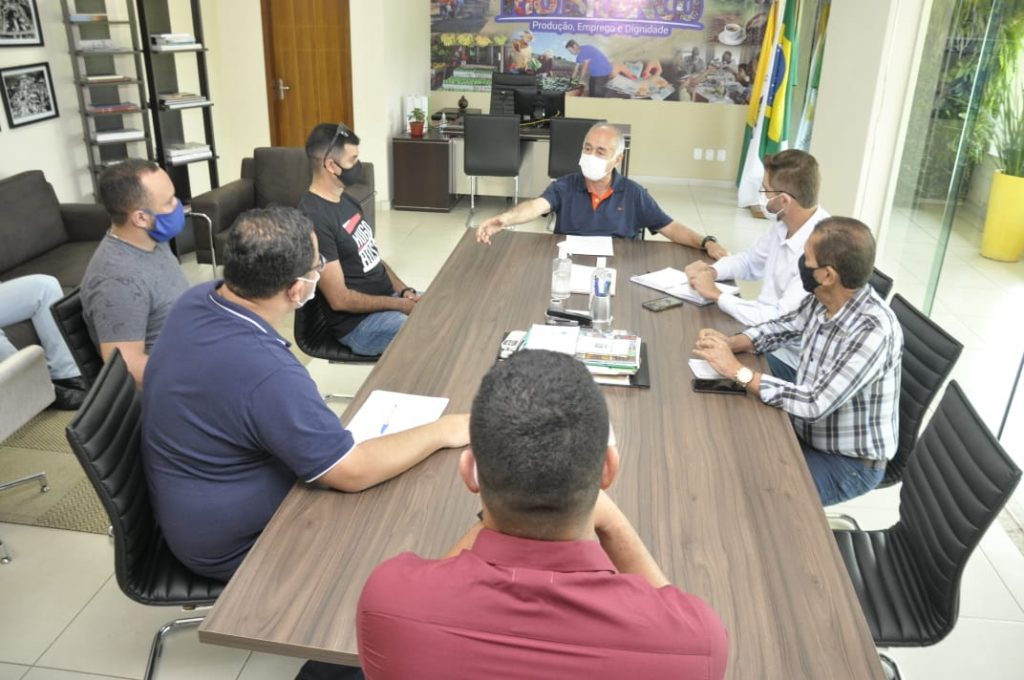 Prefeito Tião Bocalom recebe representantes de bares, restaurantes e distribuidoras de bebidas, em seu gabinete 6 Foto Dircom 6 22
