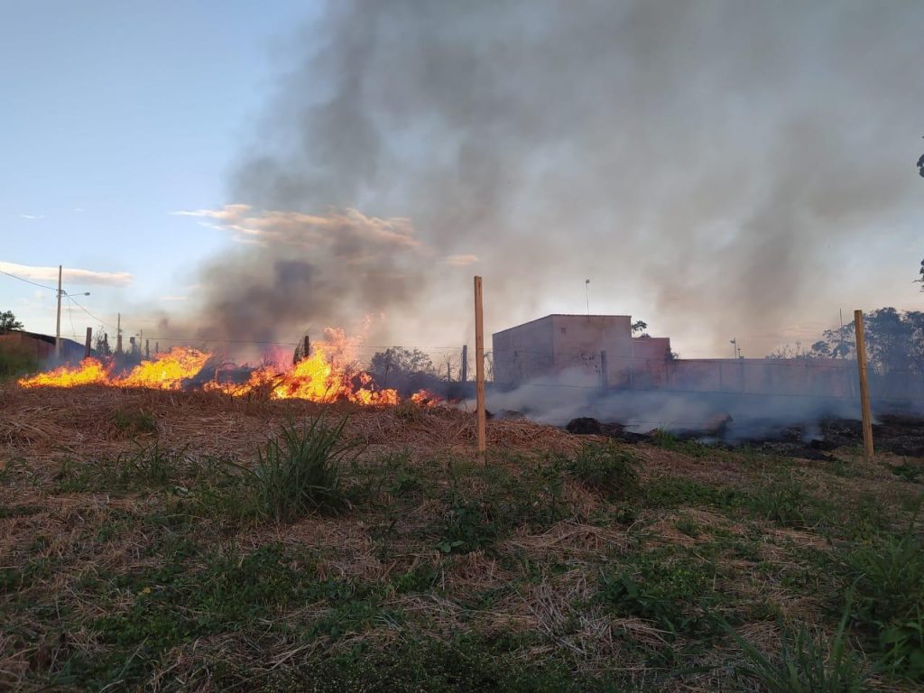 Queimadas e baixo nível das águas do rio Acre e afluentes preocupam o Município 9 QUEIMADAS URBANAS 28 05 11