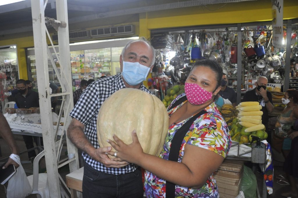 Prefeito Tião Bocalom visita mercados municipais e parabeniza trabalhadores 2 WhatsApp Image 2021 05 01 at 12.53.35 1