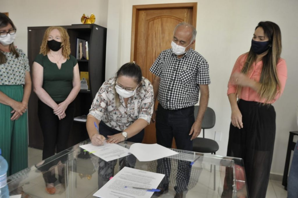 Prefeitura de Rio Branco assina contrato de aprovados em concurso da Assistência Social 7 WhatsApp Image 2021 05 17 at 14.10.12