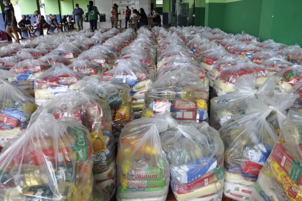 PREFEITO ENTREGA SACOLOES DEFESA CIVIL 8 06 17