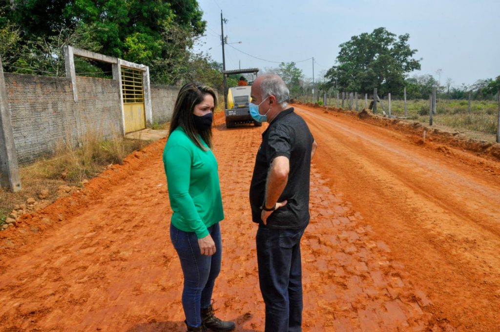Prefeito e vice-prefeita de Rio Branco visitam obras de manutenção no ramal Cinco Mil na capital 1 IMG 20210828 WA0027