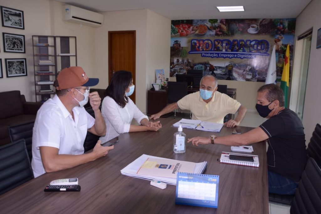 Prefeito e senadora tratam sobre emendas para pavimentação e espaços de apoio em Rio Branco 5 WhatsApp Image 2021 08 21 at 12.04.55