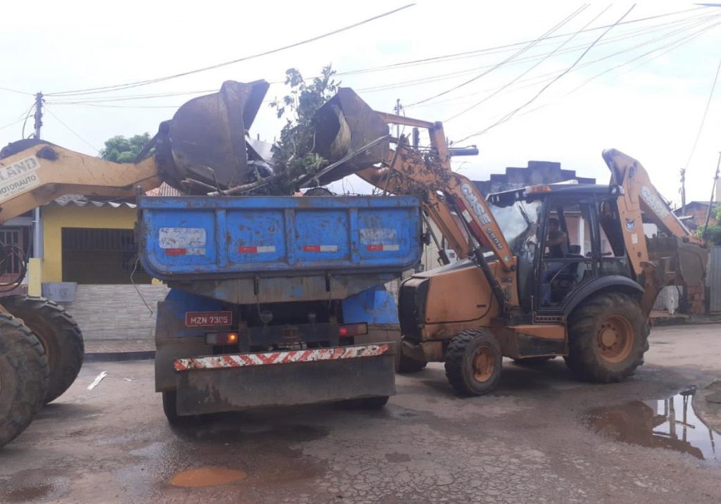 Maquinas pesadas sao usadas para reforcar o trabalho de limpeza em Rio Branco 14 2 22 4