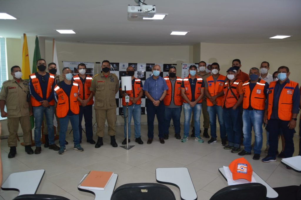 Prefeito na entrega de pluviometro 7 12 21 1