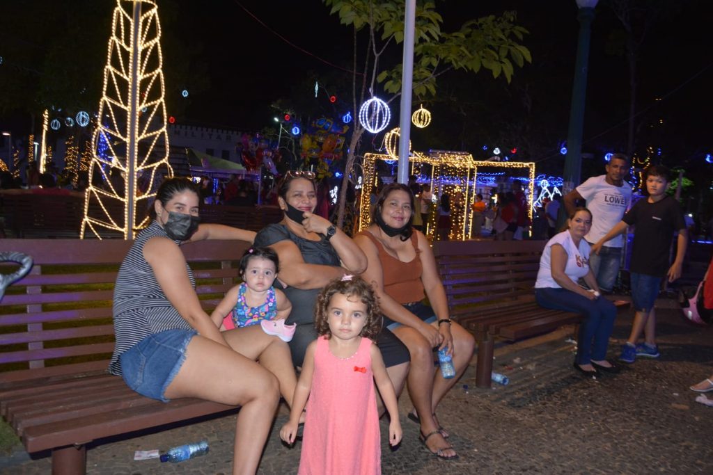 Decoração Natalina na Praça da Revolução atrai famílias e vira ponto de encontro dos Rio-branquenses 1 WhatsApp Image 2021 12 26 at 11.39.24