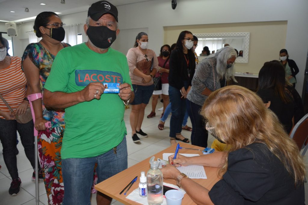 Prefeitura de Rio Branco entrega primeiro lote de cartões para portadores da síndrome fibromiálgica 9 carteiras fibromialgia entregues 23 12 21 15