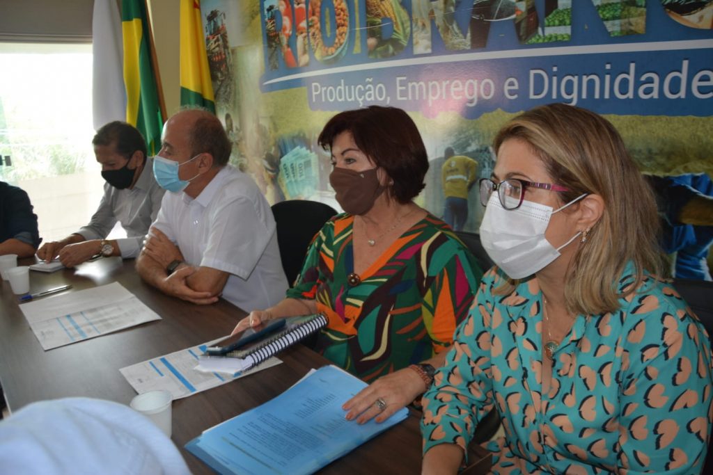 Prefeito assina autorização para compra de notebooks para professores da rede municipal de ensino 1 ASSINATURA NOTEBOOKS 14.01 11