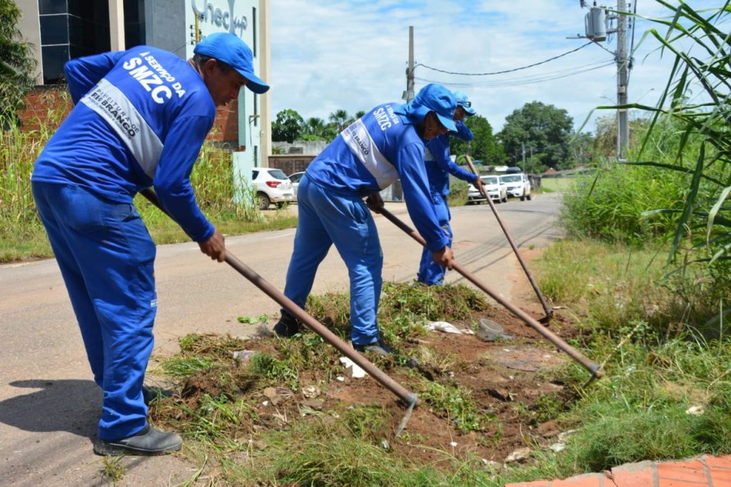 Prefeitura intensifica ações de limpeza pública visando fortalecer cidadania 6 LIMPEZA BOSQUE 19.01 16