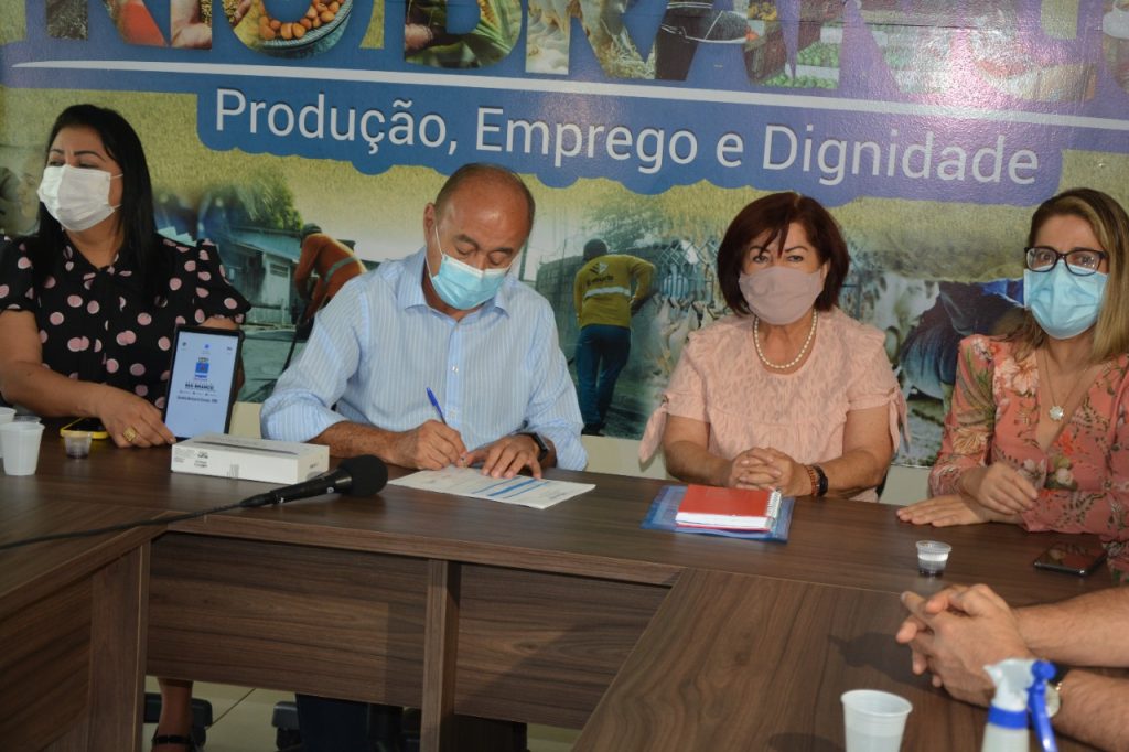 Prefeitura assina Ordem de Entrega de tablets e chips com internet para alunos do 4º e 5º anos da rede municipal de ensino 2 Prefeitura de Rio Branco ordem para tablets 07 01 22 10
