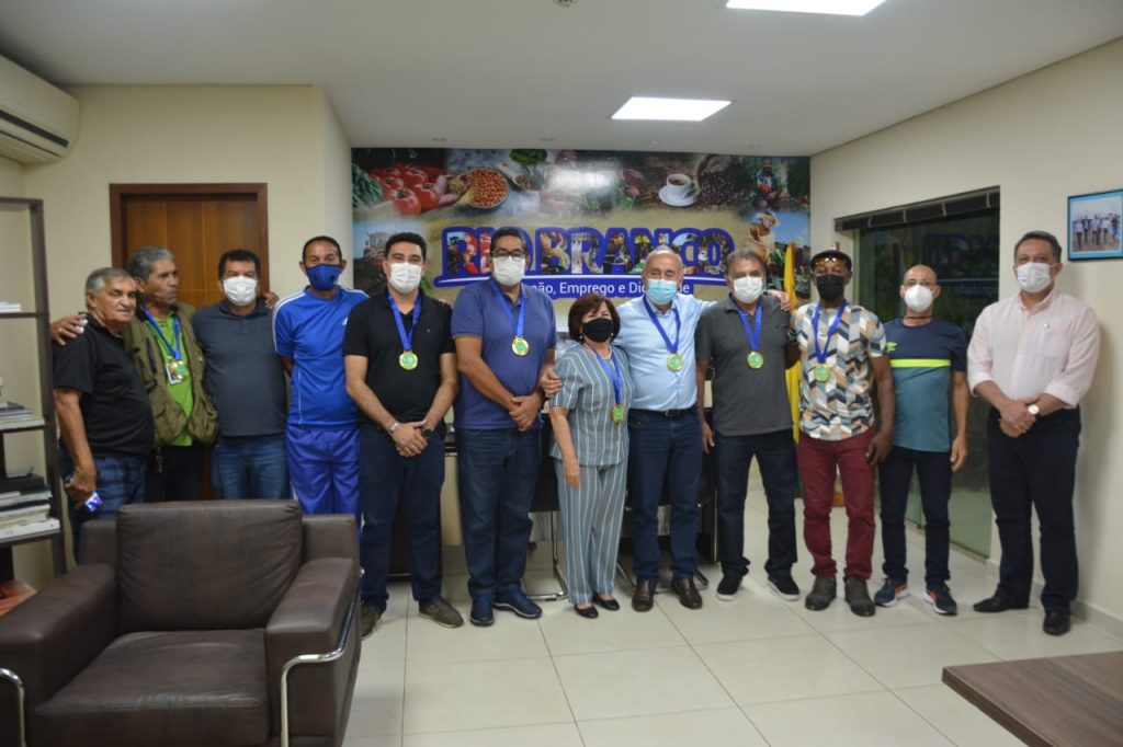 Prefeito de Rio Branco recebe homenagem de desportistas e jornalistas pelo apoio ao desporto 2 WhatsApp Image 2021 12 30 at 20.17.43