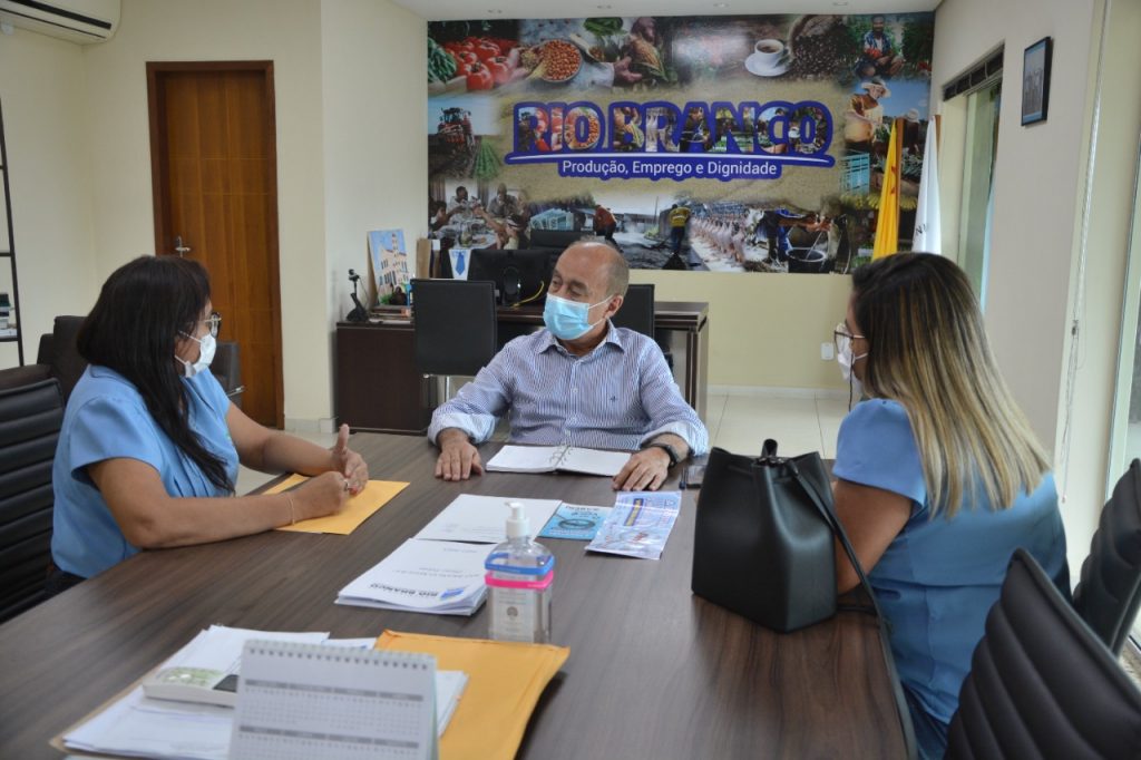 Prefeito Tião Bocalom recebe equipe do Lar Vicentino 2 WhatsApp Image 2022 01 06 at 18.42.39 1