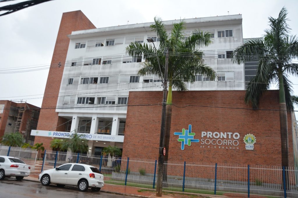 Prefeito de Rio Branco visita diretor da RBTrans que se recupera de um AVC no Pronto Socorro 4 WhatsApp Image 2022 01 19 at 20.54.33