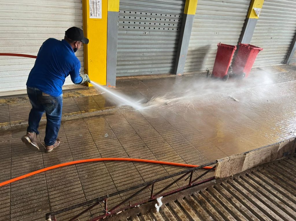 Prefeitura realiza os trabalhos de baldeação e sanitização nos mercados públicos de Rio Branco 3 WhatsApp Image 2022 01 24 at 16.36.07