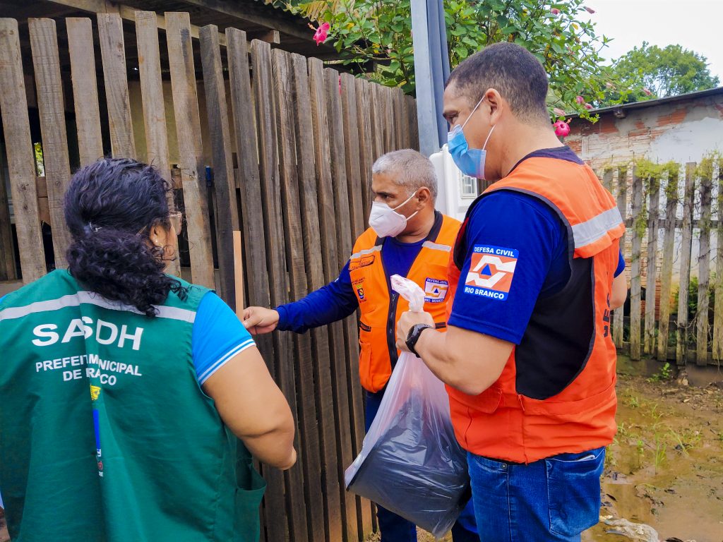 Prefeitura de Rio Branco entrega kits limpeza e higiene para as famílias afetadas pela enxurrada 2 14 2