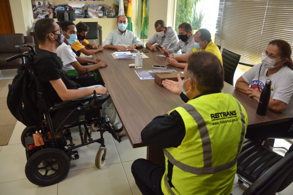 Prefeitura recebe representantes do Centro de Apoio às Pessoas com Deficiência Física do Acre 1 REUNIAO CADEIRANTES 16.03 1