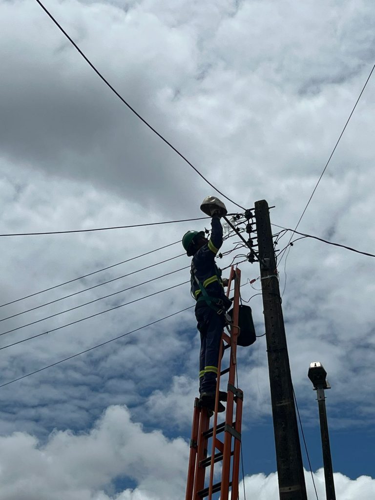 Prefeitura faz mutirão de manutenção da iluminação pública em vários bairros de Rio Branco 2 WhatsApp Image 2022 03 01 at 13.05.43