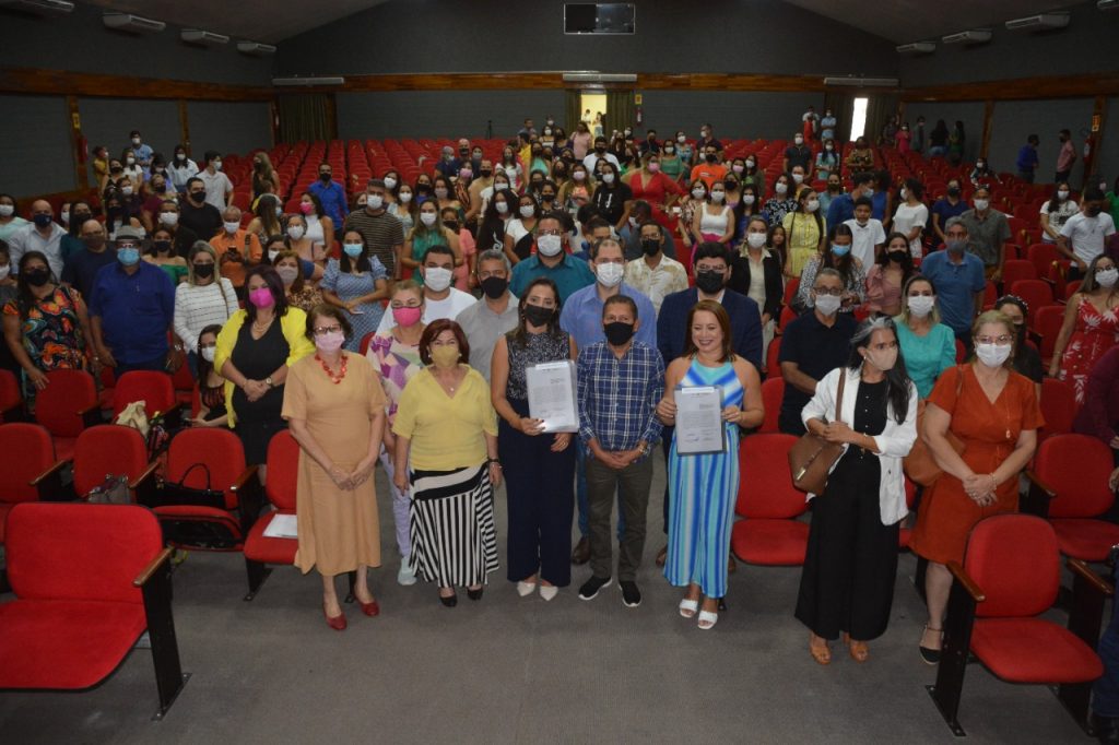 Prefeitura empossa 86 novos servidores efetivos para a Educação 6 posse professores 30.03 1