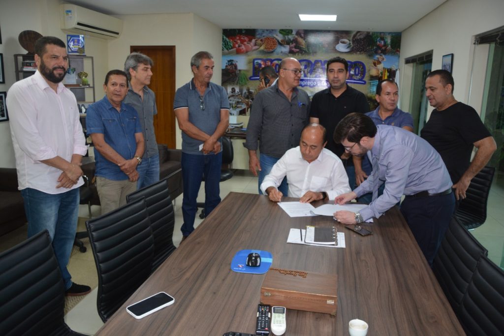 Prefeito de Rio Branco agradece vereadores pela aprovação do Projeto de reajuste salarial de servidores 1 AGRADECIMENTO VEREADORES FELIPE FREIRE 25.04 20