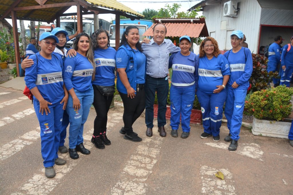 Prefeito toma café da manhã com garis e margaridas na Secretaria de Cuidados com a Cidade 2 ANIVERSARIO JOABE 18.04 55 FELIPE FREIRE