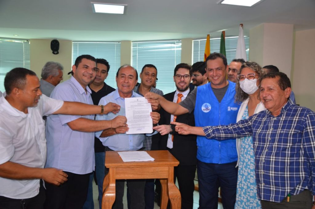 Prefeito Tião Bocalom faz história e sanciona PCCR dos servidores municipais 6 COLETIVA ASSINATURA PCCR EVANDRO DERZE29.04 7