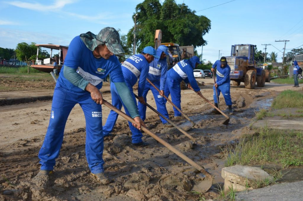 Prefeitura de Rio Branco começa serviço de limpeza e higienização nos bairros atingidos pela enchente do Rio Acre 2 LIMPEZA ZELADORIA CHEIA 06.04 2ED