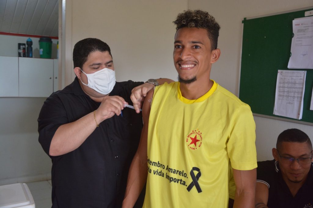Prefeitura leva terceira dose da covid-19 para jogadores do Rio Branco Futebol Clube 9 VACINACAO RFC 11.04 23