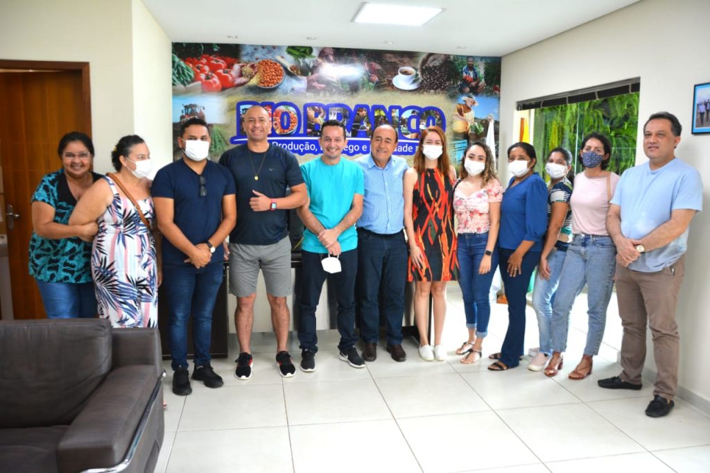 Prefeito de Rio Branco recebe vereador Adailton Cruz e trabalhadores do CACS 5 VISITA VEREADOR 14.04 12