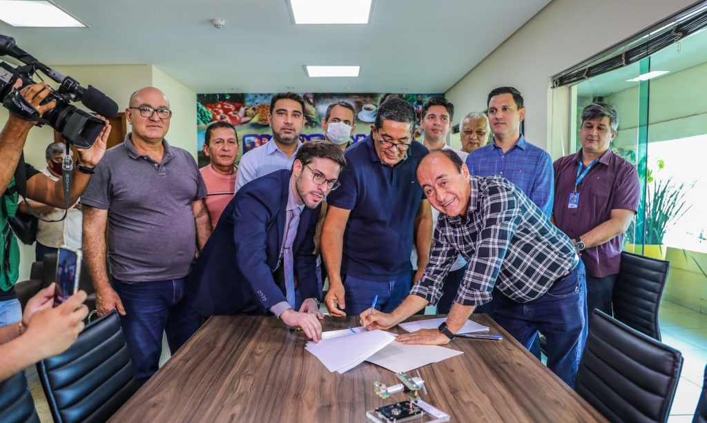 Prefeito de Rio Branco sanciona lei que cria o Refis 2022 2 COLETIVA REFIS SERGIO vALE 13.05 10