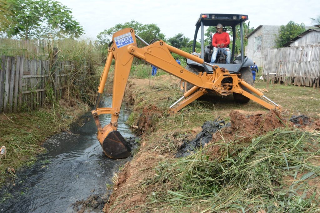 Prefeitura de Rio Branco desobstrui córrego e retira entulhos no Conjunto Esperança 8 DESOBSTRUCAO CORREGO ED 24.05 13