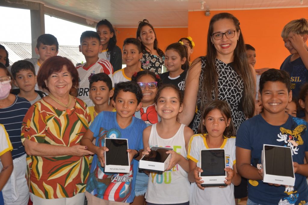 Alunos e professores da Escola Municipal Ilson Ribeiro recebem tablets e notebooks para auxílio pedagógico 9 ENTREGA TABLETS ILSON RIBEIROED27.05 18