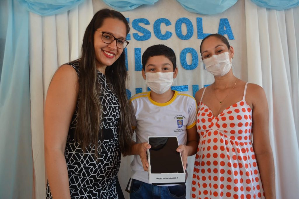 Alunos e professores da Escola Municipal Ilson Ribeiro recebem tablets e notebooks para auxílio pedagógico 3 ENTREGA TABLETS ILSON RIBEIROED27.05 8