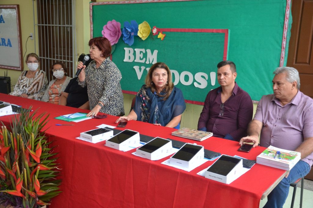98 tablets foram entregues pela Prefeitura de Rio Branco aos alunos da Escola José Potyguara 5 ENTREGA TABLETS JOSE POTYGUARA FF 16.05 15