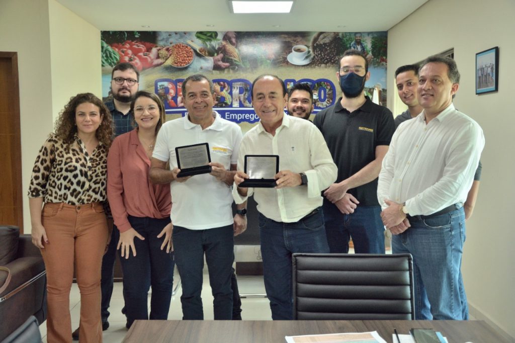 Prefeito recebe homenagem de procuradores, arquitetos e engenheiros pela valorização dos servidores 9 HOMENAGEM PREFEITO F.F 11.05 5 1