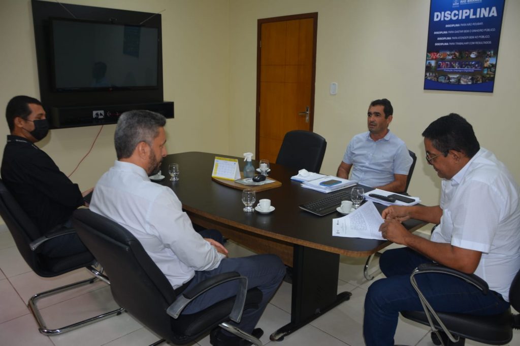 Convênio entre Prefeitura de Rio Branco e Receita Federal prevê intercâmbio de informações fiscais 9 REUNIAO CID X RECEITA FEDERALEV 19.05 1