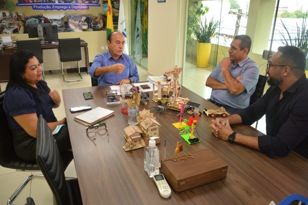 Prefeito de Rio Branco pretende doar lixo eletrônico para startup de robótica 6 REUNIAOROBOTICAFF03.05 4