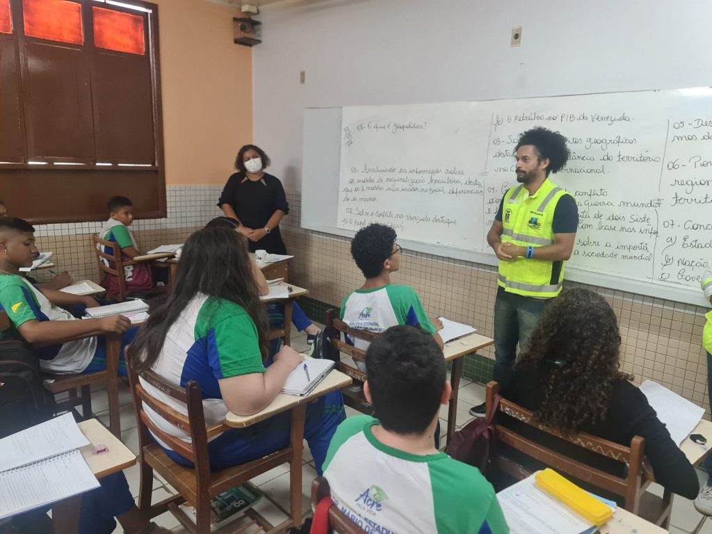 Semsa e equipes de Educação da Rbtrans e Detran Acre orientam alunos a fazer uso da faixa de pedestres 3 WhatsApp Image 2022 05 12 at 18.54.08