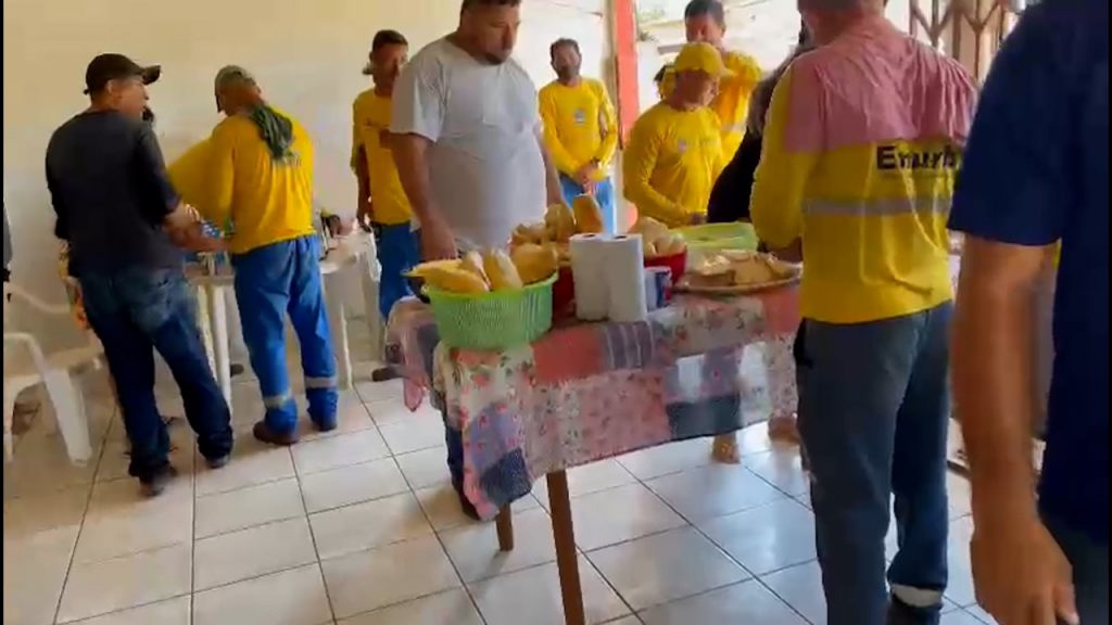 Trabalhadores da Emurb ganham café da manhã em agradecimento aos serviços da prefeitura de Rio Branco 2 WhatsApp Image 2022 05 24 at 17.54.27