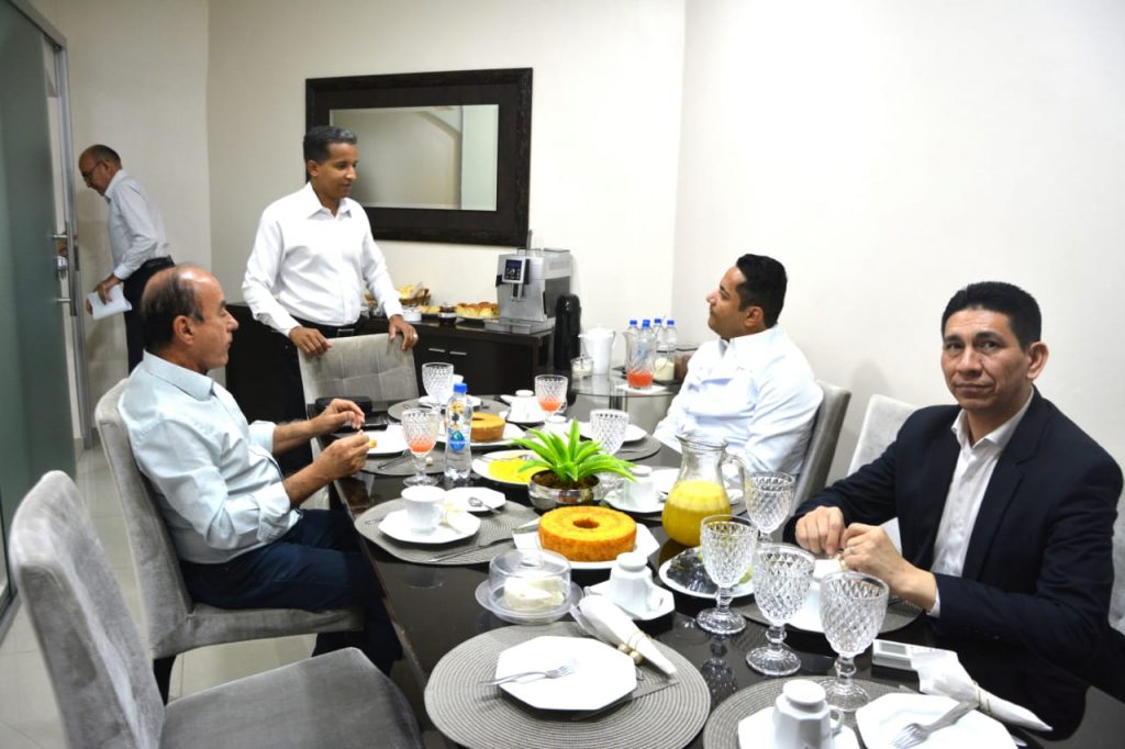 Prefeito de Rio Branco visita Bispo Mauro Souza da Igreja Universal do Reino de Deus que ora e abençoa a gestão de Tião Bocalom 3 CAFE UNIVERSAL ED 34.06 2