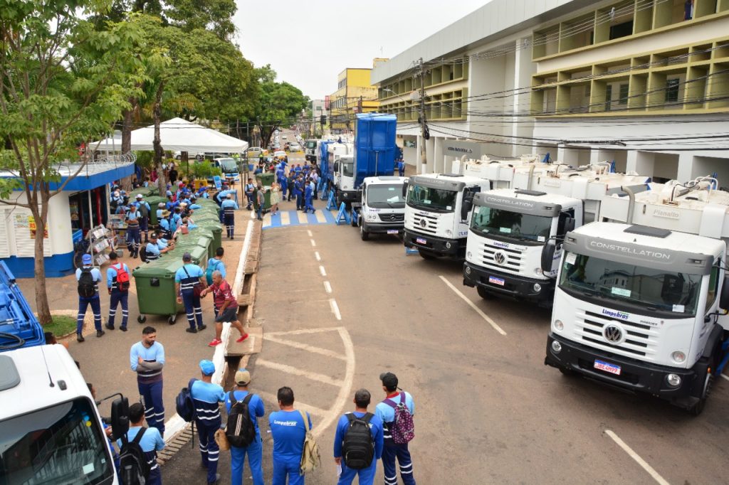 Prefeitura de Rio Branco apresenta nova frota de equipamentos e caminhões coletores de lixo domiciliar na capital 8 ENTREGA FROTA FF 01.06 32
