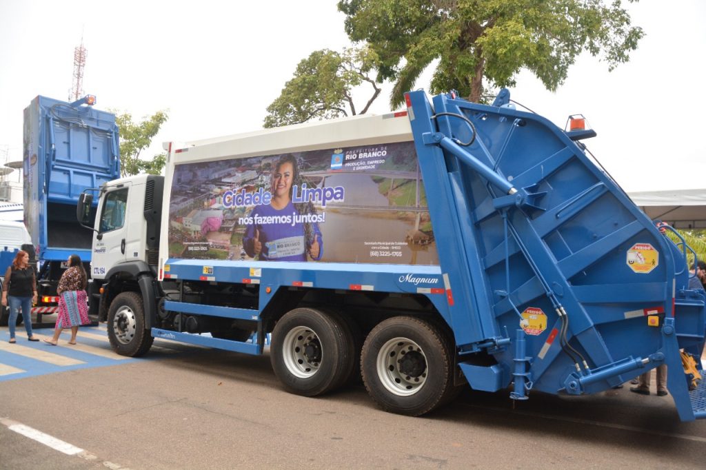 Prefeitura de Rio Branco apresenta nova frota de equipamentos e caminhões coletores de lixo domiciliar na capital 3 ENTREGA FROTA FF 01.06 4