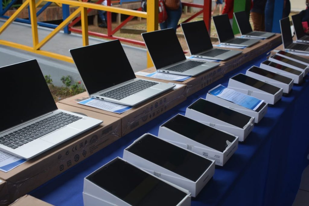Prefeitura de Rio Branco reforma Escola Monte Castelo e entrega tablets e notebooks a alunos e professores 6 ENTREGA TABLETS ESC MONTE CARLO 3 6 22 ED 29
