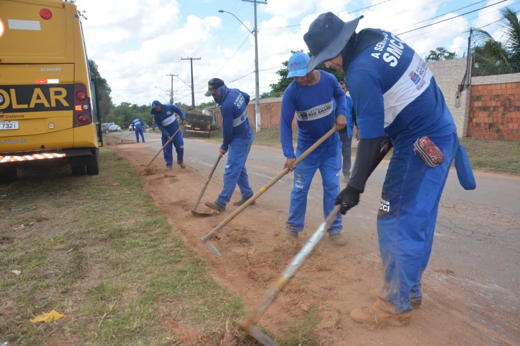 Equipes de limpeza da Secretaria de Cuidados com a Cidade intensificam serviços no bairro Irineu Serra 7 LIMPEZA ESTRADA IRINEU SERRAED07.06 12