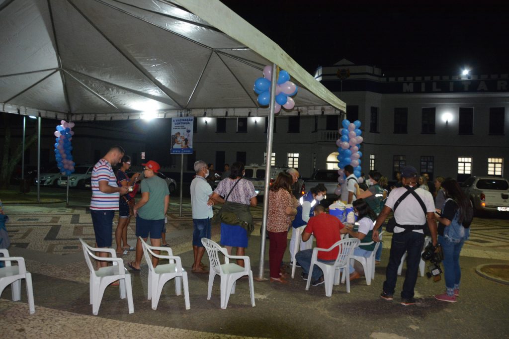 Mutirão de vacinação noturno da prefeitura ultrapassa 100 doses na primeira noite e ação continua até domingo na Praça da Revolução 6 PONTO VACINACAO ED14.06 13