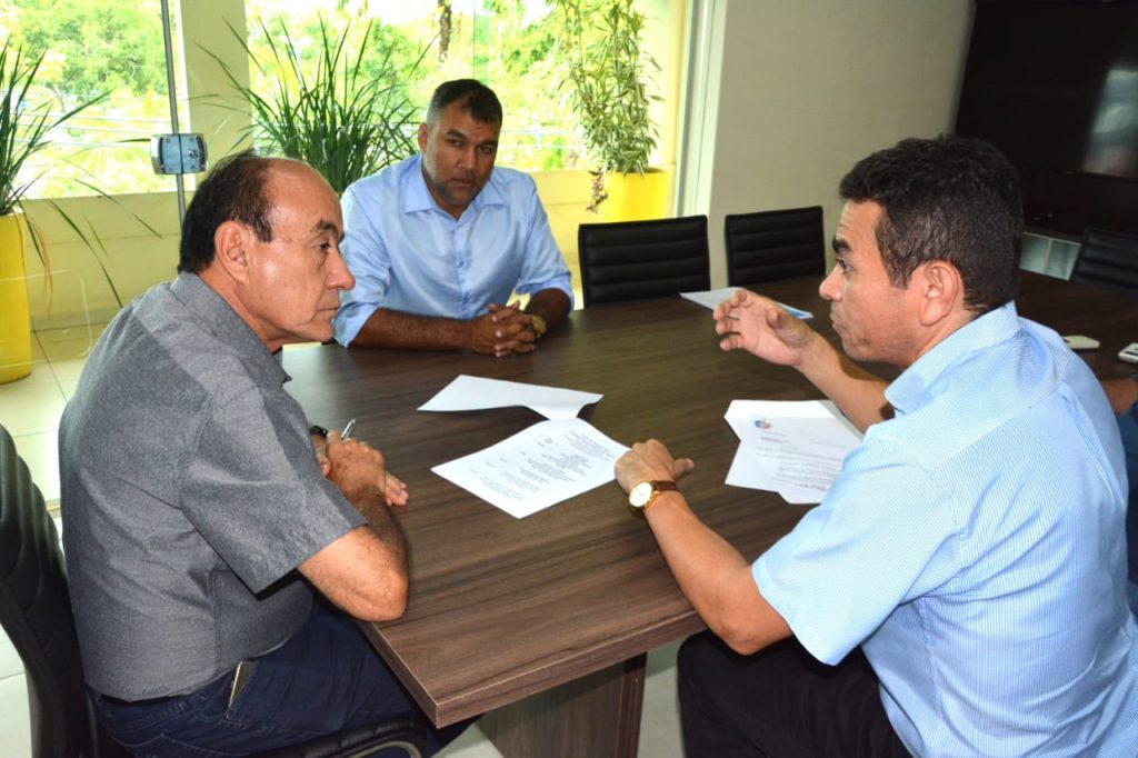 Prefeito recebe Pe. Manoel para articulação de apoio na realização do Círio de Nazaré em Rio Branco 8 REUNIAO CIRIO NAZAREED 10.06 6